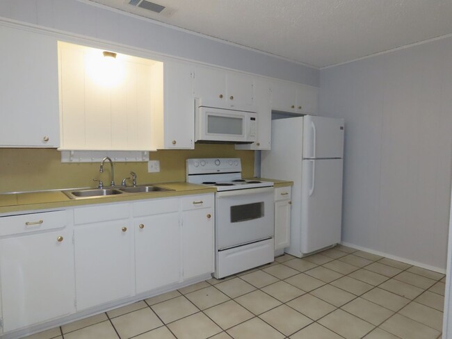 Building Photo - Charming 2 Bedroom, 1 Bath House in Whiteh...