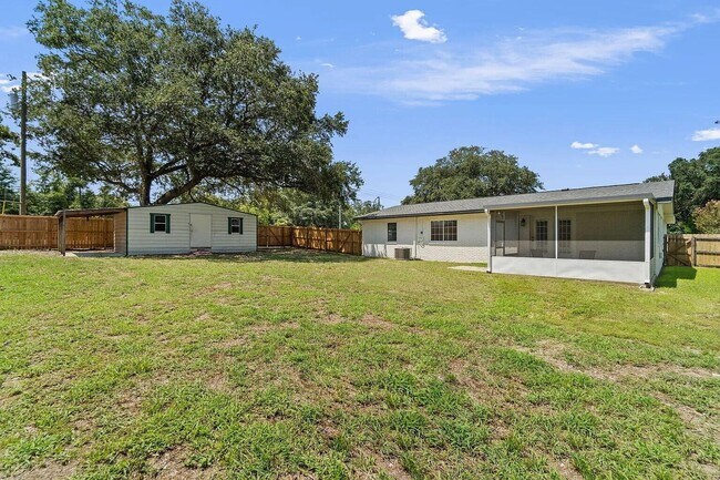 Building Photo - 107 Lake Ct