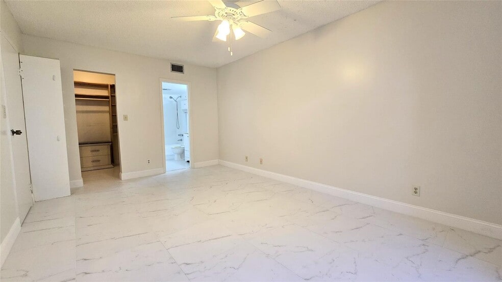 Building Photo - 8421 Lagos de Campo Blvd