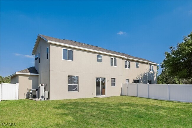 Building Photo - 630 Creuset Ave S