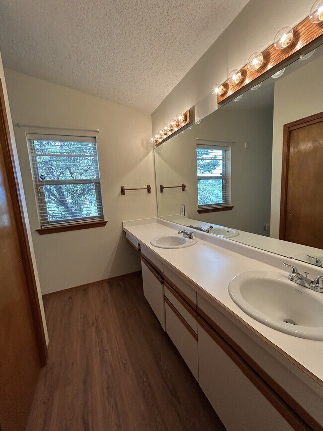 Building Photo - 1 Autumnwood Ct