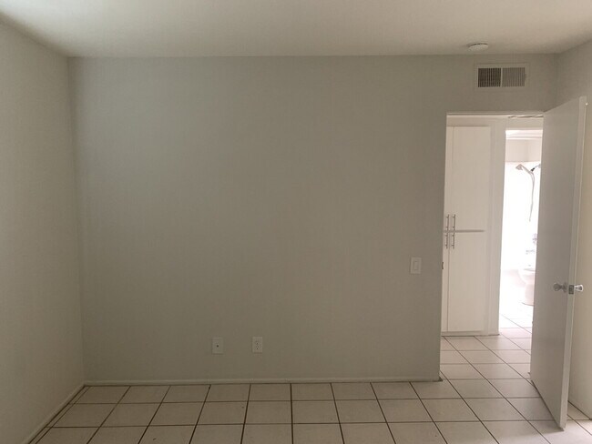 Building Photo - Quaint Complex Near Downtown Palm Springs