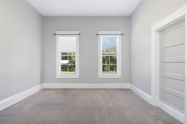 Building Photo - 906 E 11th Ave