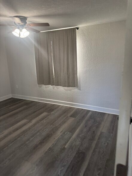 Building Photo - 4230 Mobile Dr