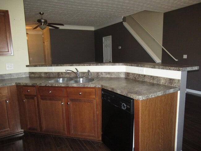 Building Photo - Step to the sophisticated side!