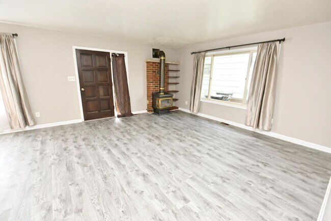 Building Photo - Updated 3 bedroom 1.5 bath home in South Bend IN