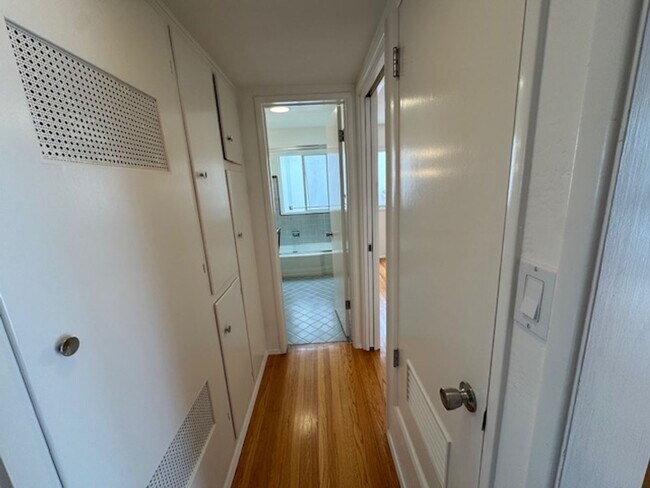 Building Photo - Charming Meets Modern – Renovated 2 Bed / ...