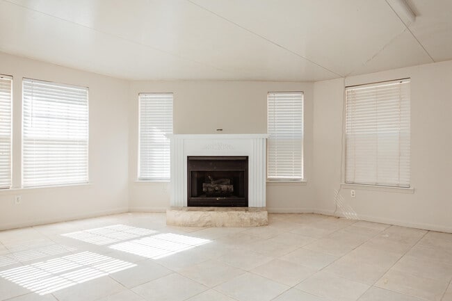 Building Photo - 410 Tanglewood Dr