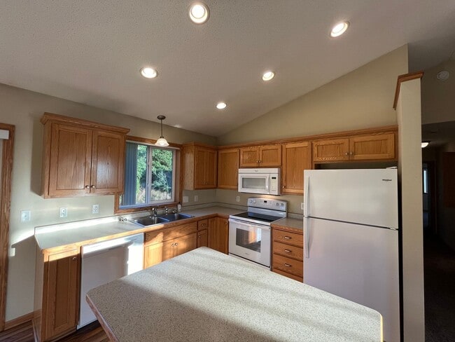 Building Photo - 5 bed 3 bath house for rent