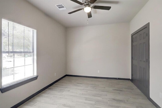 Building Photo - 5626 Kittridge St