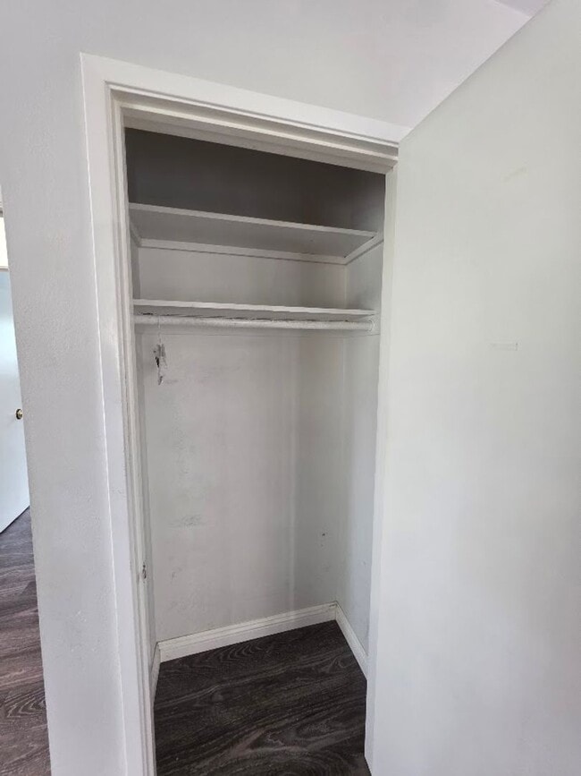 Building Photo - SPACIOUS 4BD/2BA WITH GARAGE, LAUNDRY AND ...