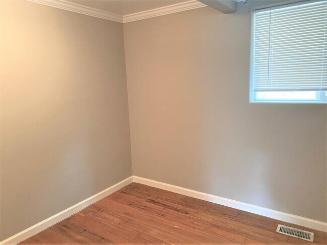 Building Photo - 5 bedroom in Seattle WA 98115
