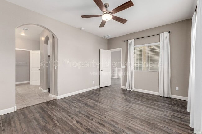 Building Photo - 1367 S Country Club Dr