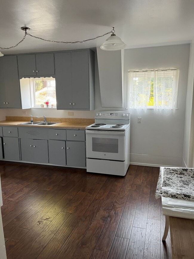 Building Photo - 2 story, 4 bedroom 1 bathroom home in Canyonville.