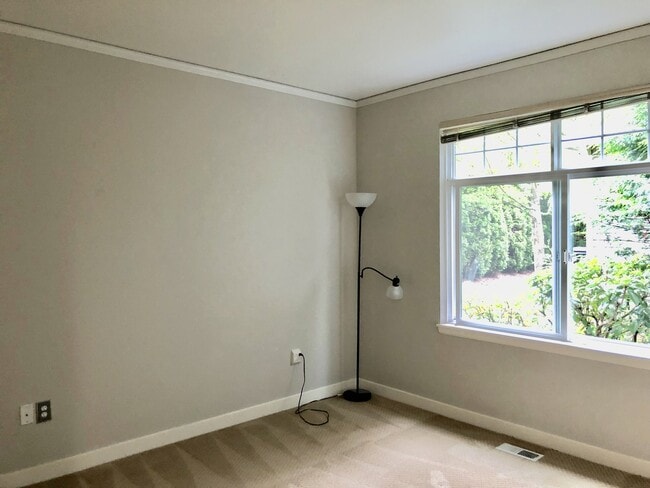 Building Photo - Sammamish Townhouse