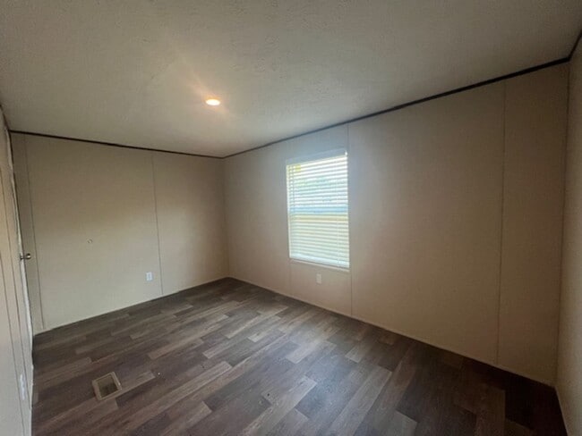 Building Photo - Get It Before It's Gone!