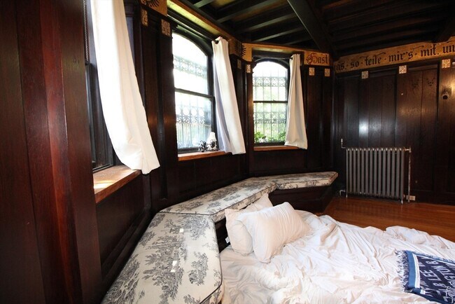 Building Photo - 33 Beacon St