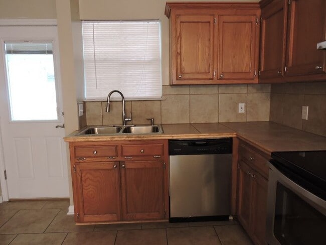 Building Photo - Great 3 Bedroom, 2 Bath Home - No Carpet