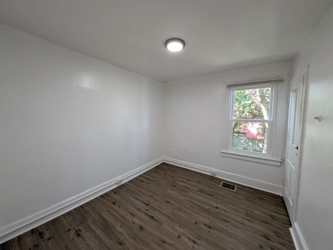 Building Photo - 904 Westcoat Pl