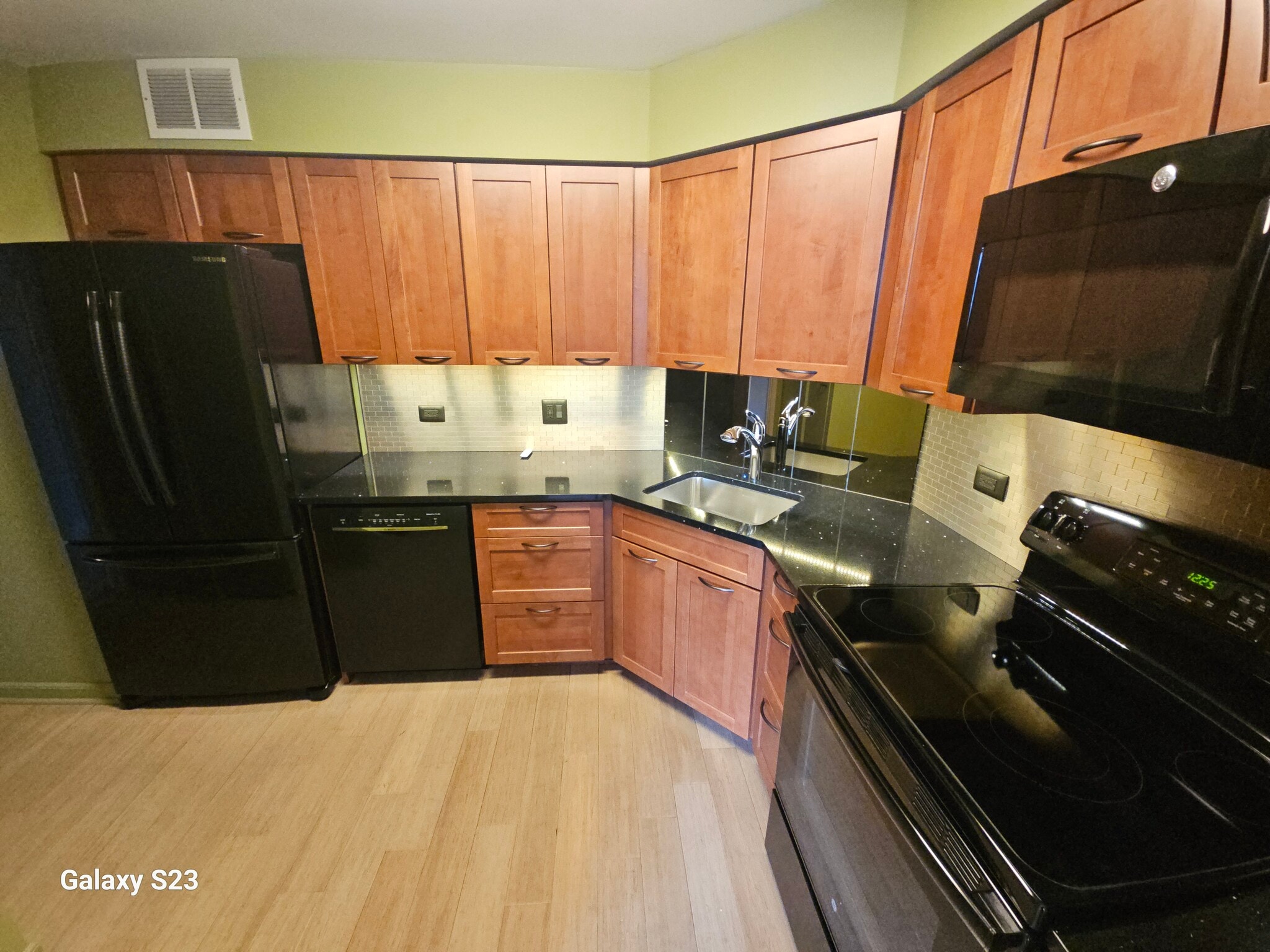 Building Photo - 6033 N Sheridan Rd