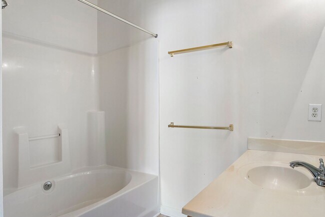 Building Photo - Spacious & Bright Condos Located in Glen A...