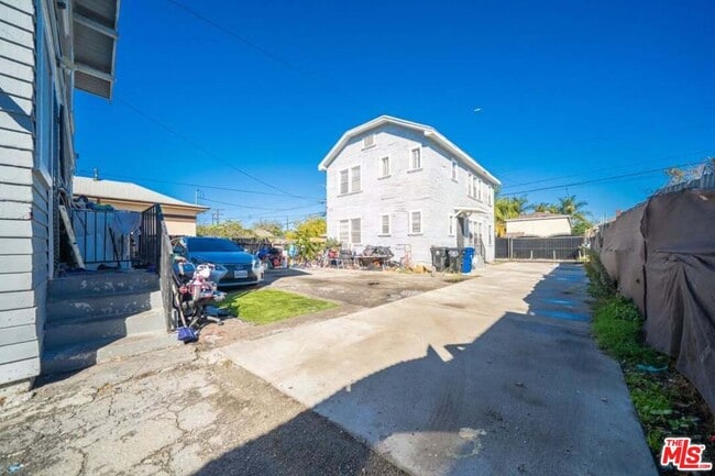 Building Photo - 433 E 41st Pl