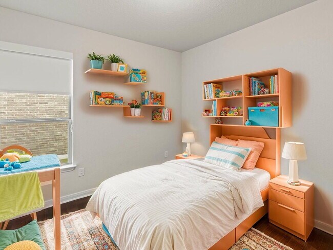 Building Photo - Modern updates and amenities but feels lik...