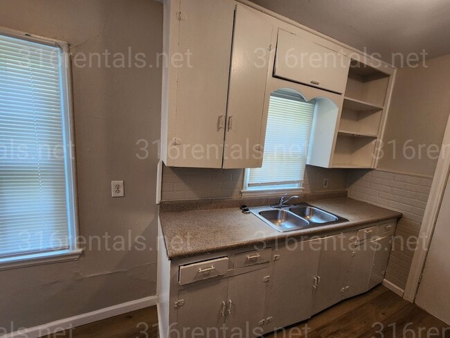 Building Photo - $895 - 3 bedroom / 1 bathroom - Single Fam...