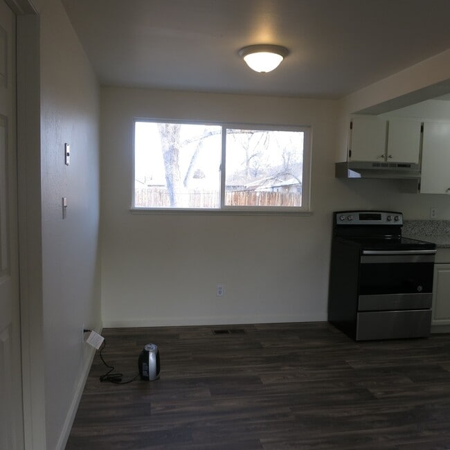 Building Photo - Cozy 4 bedroom House