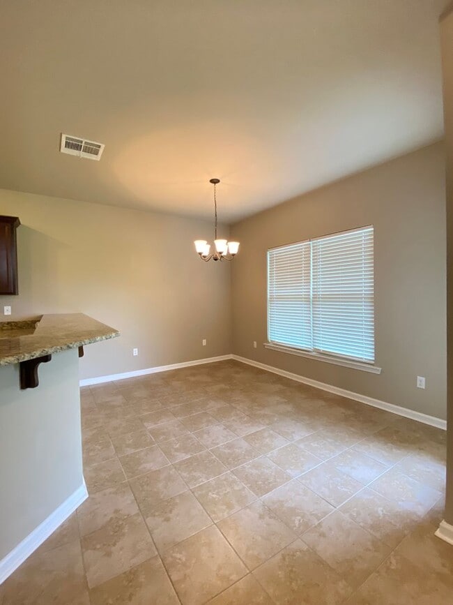 Building Photo - Beautiful 3 bedroom home