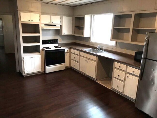 Building Photo - 3 Bedroom/1 bath home on corner lot with a large fenced back yard