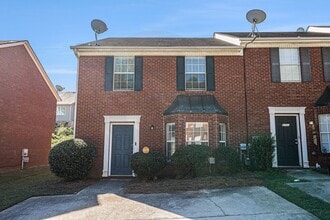 Building Photo - Spacious 3BR/2.5BA End-Unit Townhome!