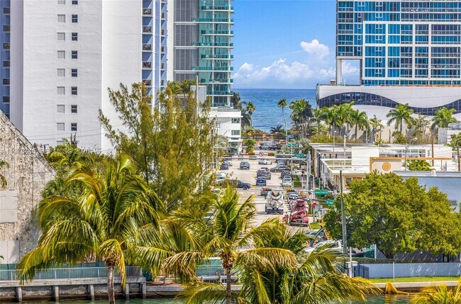 Building Photo - 6900 Bay Dr