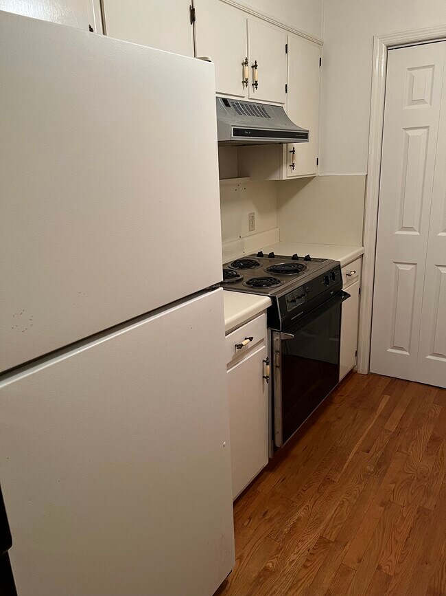 Building Photo - 410 21st St E