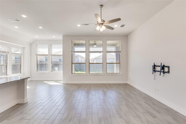 Building Photo - 5853 Bianca Dr