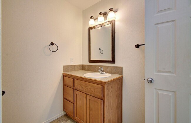 Building Photo - Beautiful Townhome- 3 Bedrooms