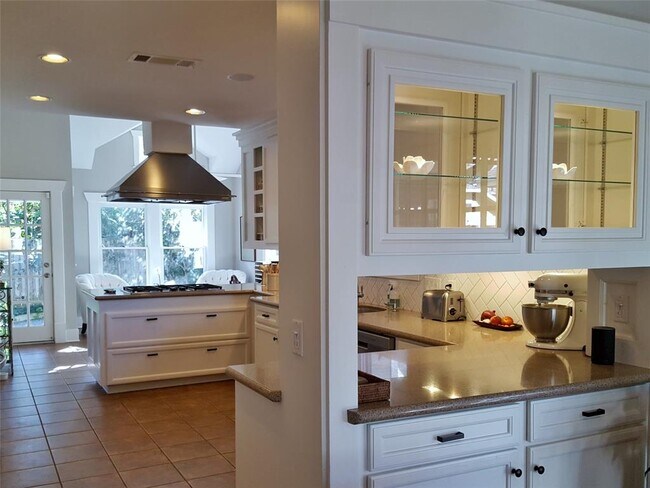 Building Photo - 1018 Highland St