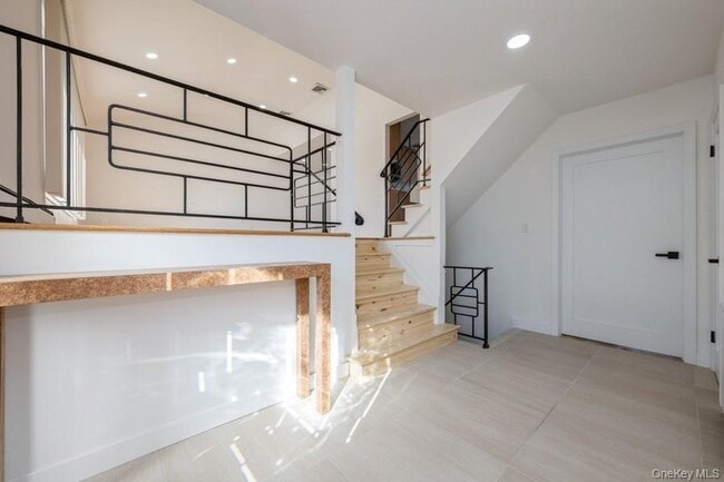 Building Photo - 482 Harbor Dr