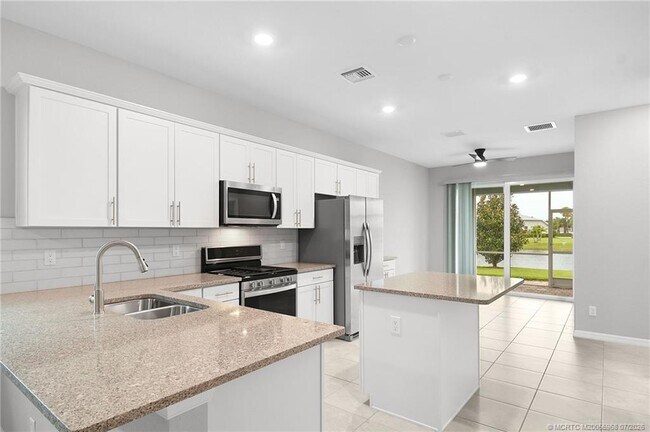 Building Photo - 10214 SW Captiva Dr