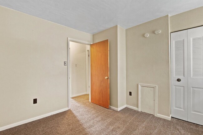 Building Photo - Bright 2BR Townhome in Dallastown School District!