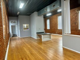 Building Photo - 609 W Main St