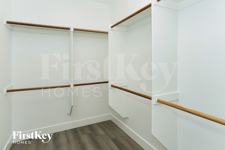 Building Photo - 6834 N Dovecote Ave
