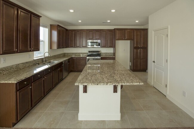 Building Photo - 4 bedroom, 2.5 bathroom home in Golden Valley.  washer/dryer/refigerator included