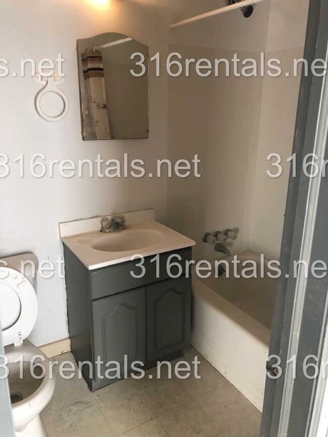 Building Photo - $650 - 1 bed 1 bath - Single Family Home