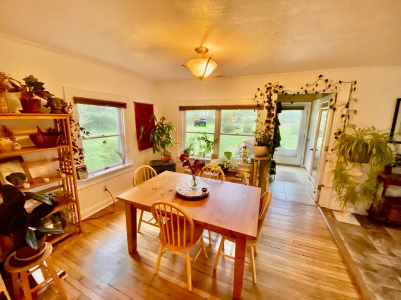 Building Photo - 12 Spruce St