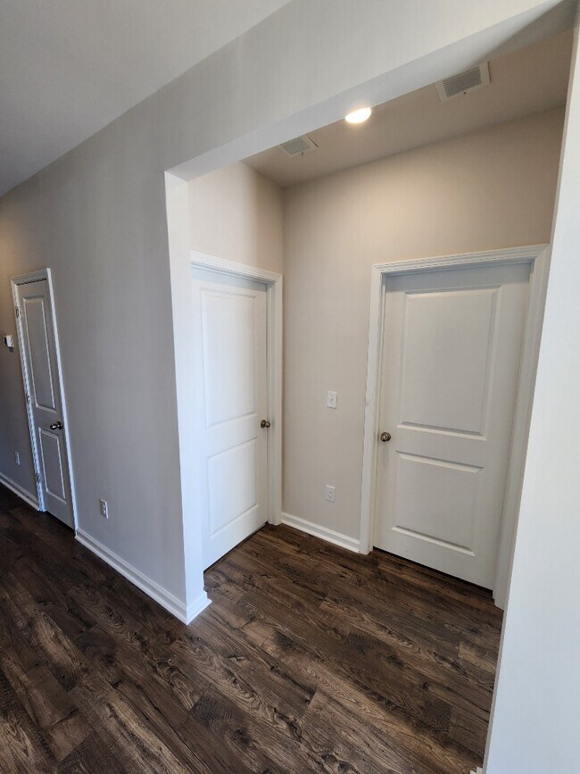 Building Photo - 3537 Bells Lk Cir