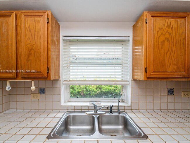 Building Photo - 9441 Byron Ave