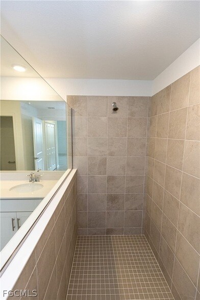 Building Photo - 16572 Kingwood Ln