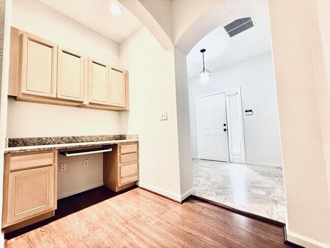 Building Photo - 2983 Ashland Ln S