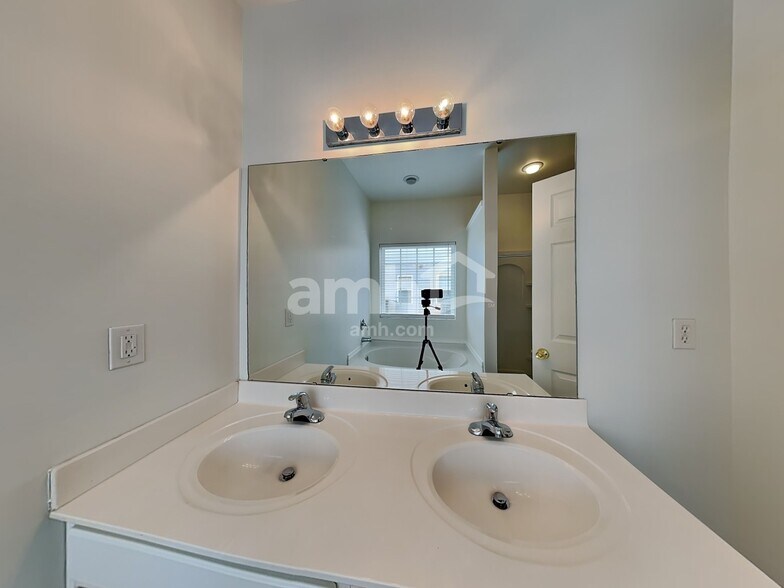 Building Photo - 2314 Lexington Ave